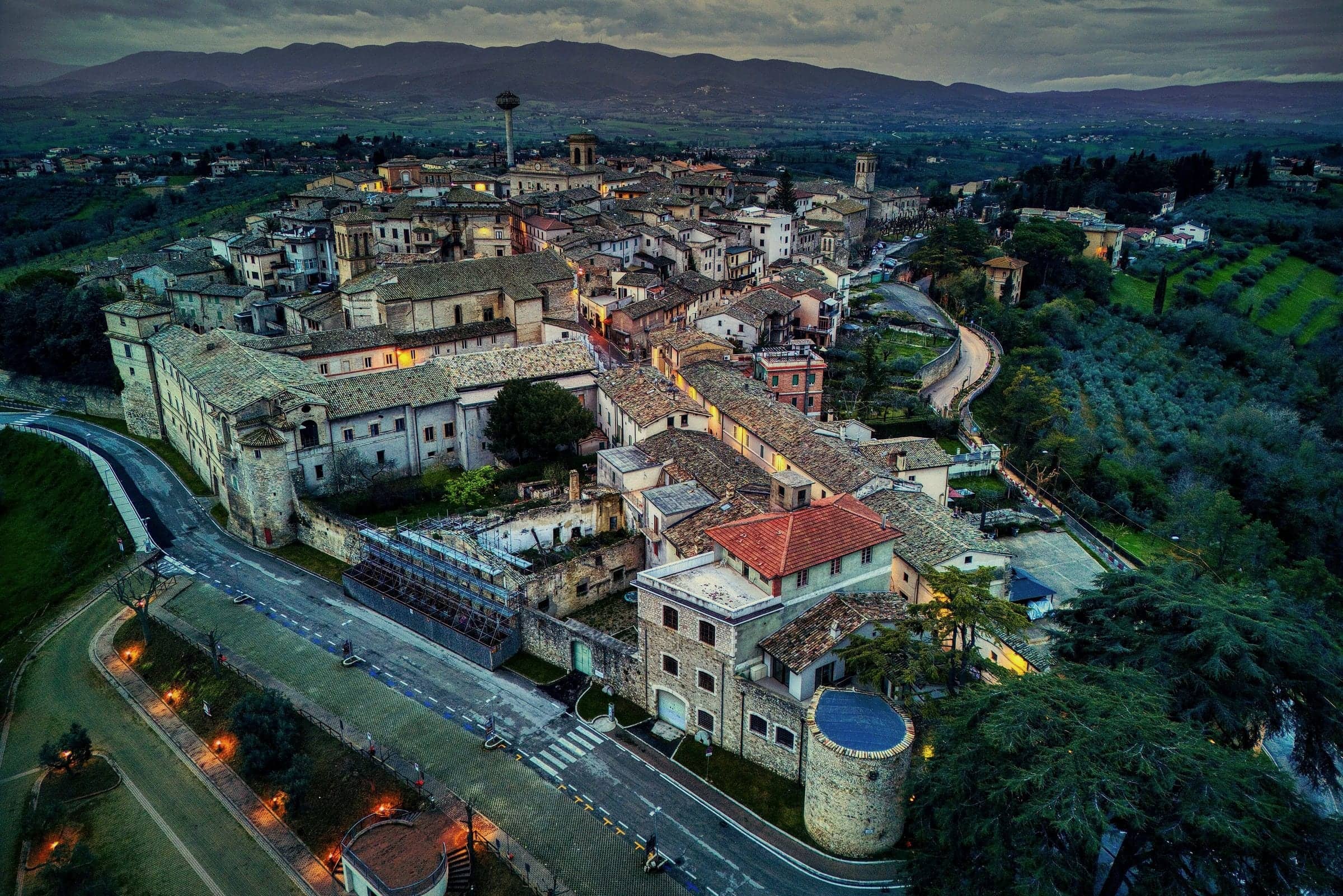 Montefalco all'imbrunire con i lampioni accesi lungo le mura