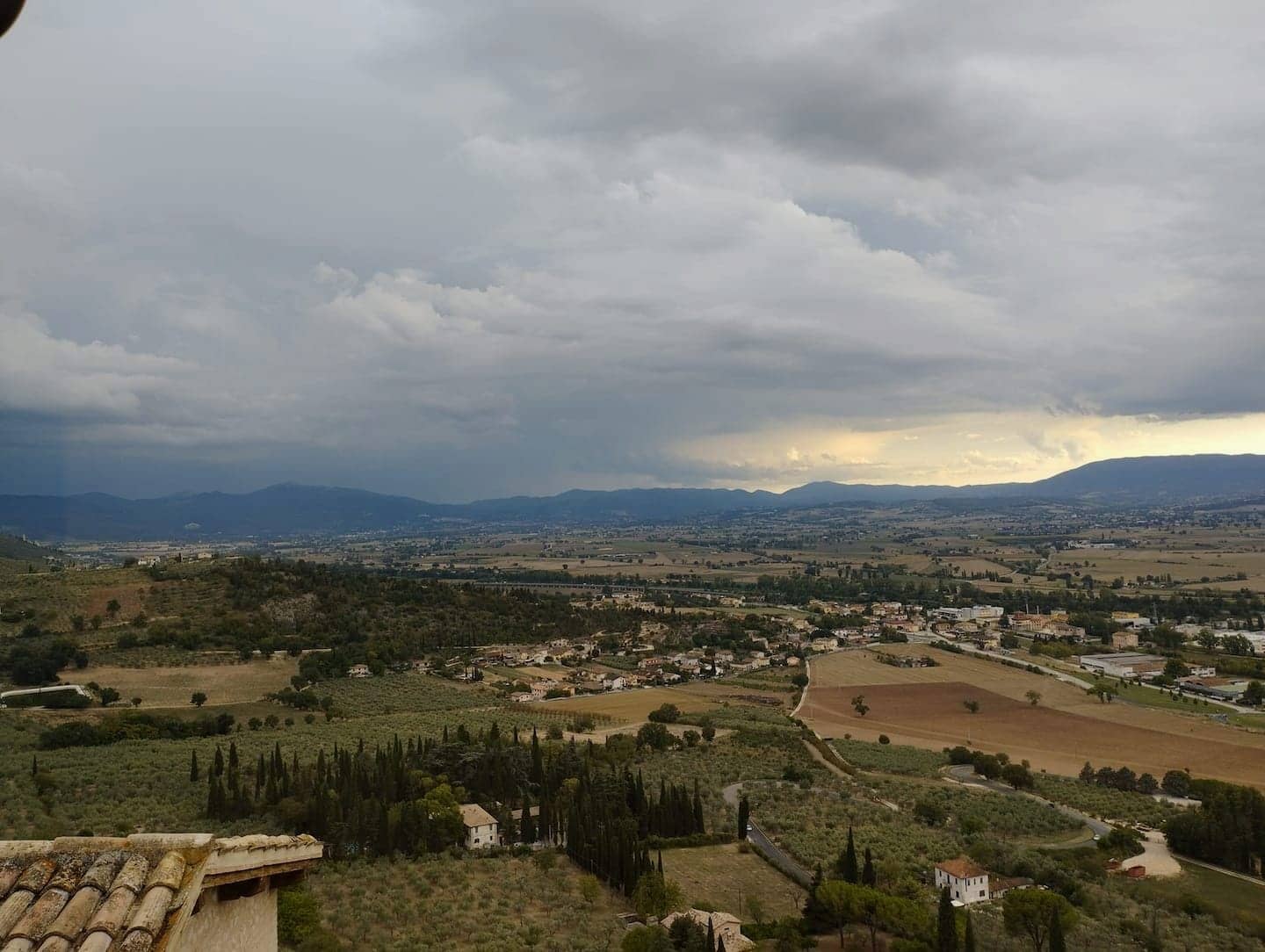 Temporale in arrivo sulla Valle Umbra, con uliveti e cipressi